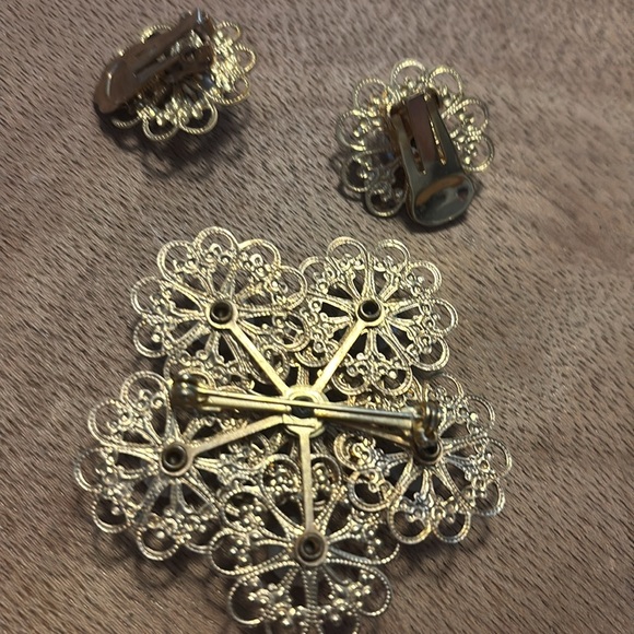 Vintage Aurora Borealis Rhinestone Filligree Brooch and clip Earrings 1950’s set - Picture 3 of 5